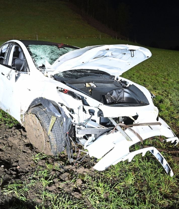 Auto kommt von der Strasse ab und wirbelt durch die Luft