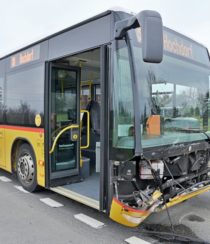 Auto bremst Postauto aus – dann knallts
