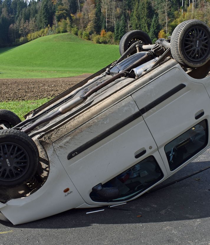 Autofahrer gerät ins Schleudern und landet auf Dach