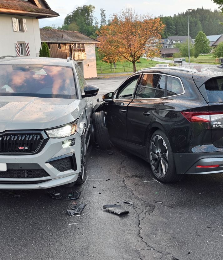 Zwei Autos prallen ineinander – Mega-Sachschaden