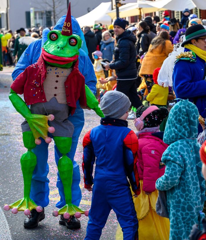 Umzugsteilnehmer regen sich über unflätige Kinder auf