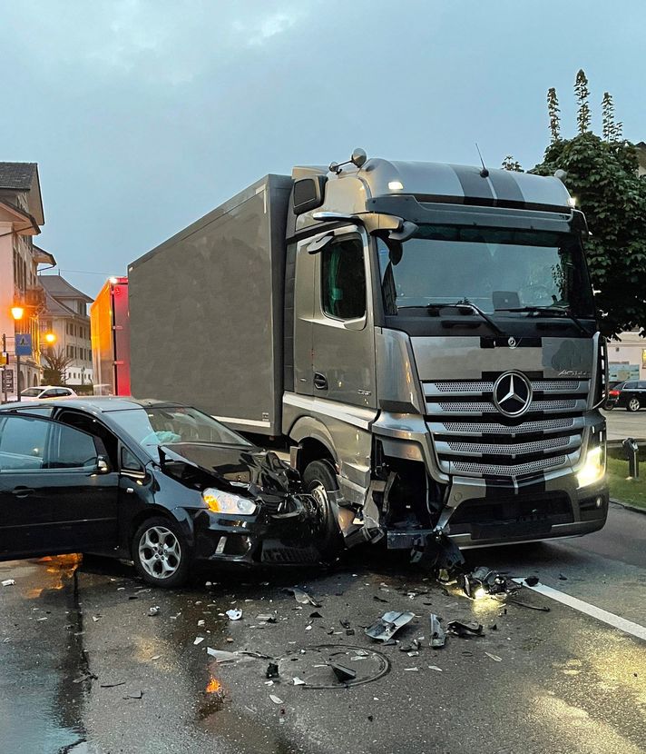 Unfall mit Lastwagen in Buttisholz – drei Personen verletzt