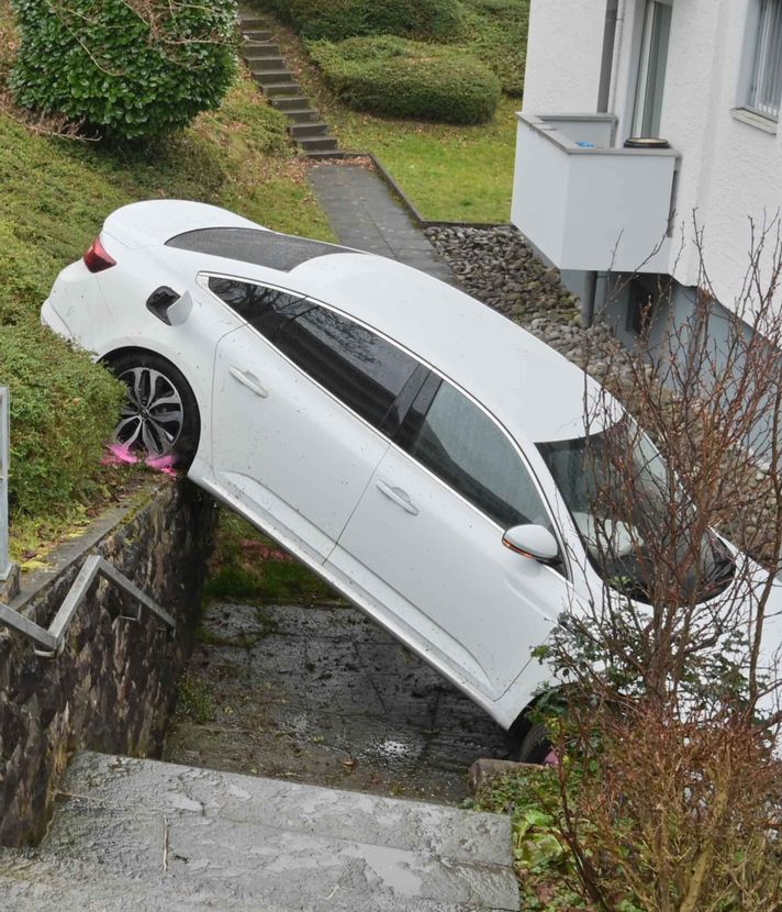 Gaspedal statt Bremspedal und ab die Böschung runter