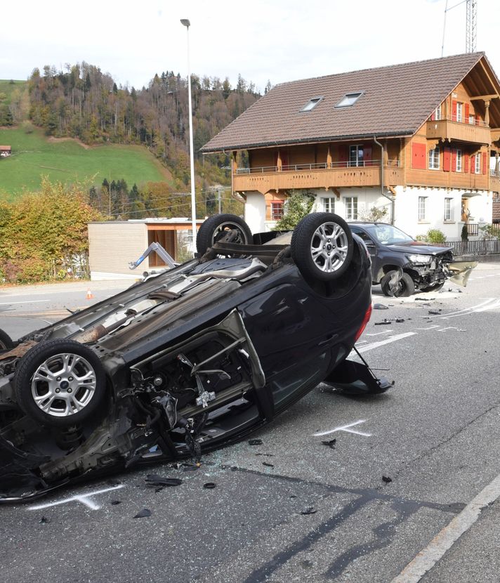 Schwerer Verkehrsunfall in Hasle – Auto landet auf Dach