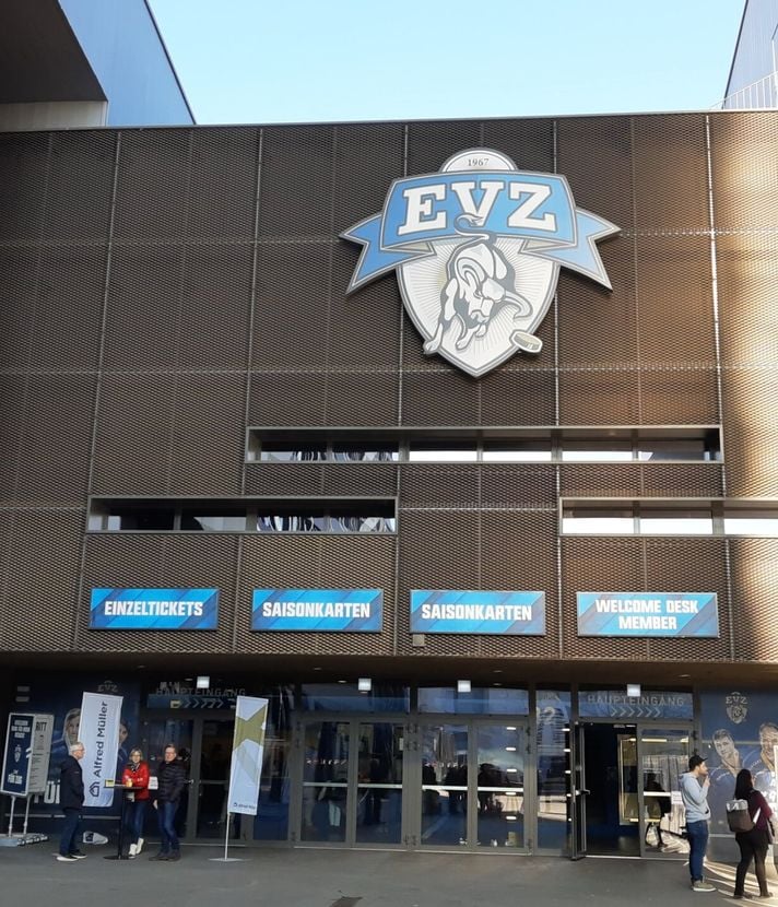Zuger Polizei weist Davos-Fans vor Stadion weg