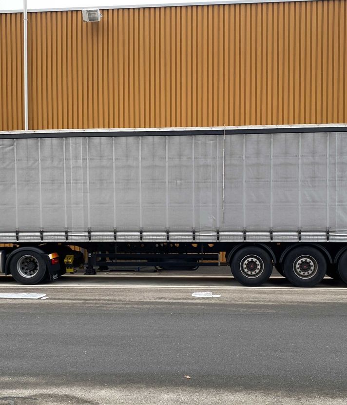 Zuger Polizei stoppt Lastwagen mit gefährlichen Eisplatten