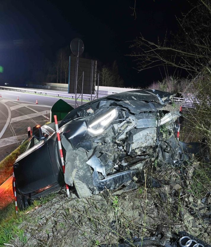 Rennen auf Autobahnausfahrt? Zwei Junglenker im Spital