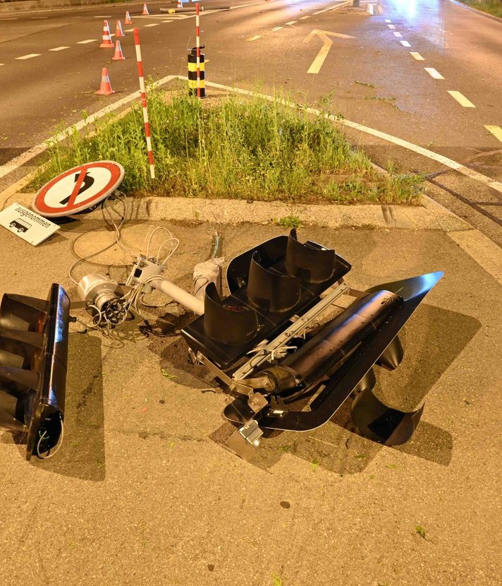 Autofahrer verliert Kontrolle und reisst Ampel aus