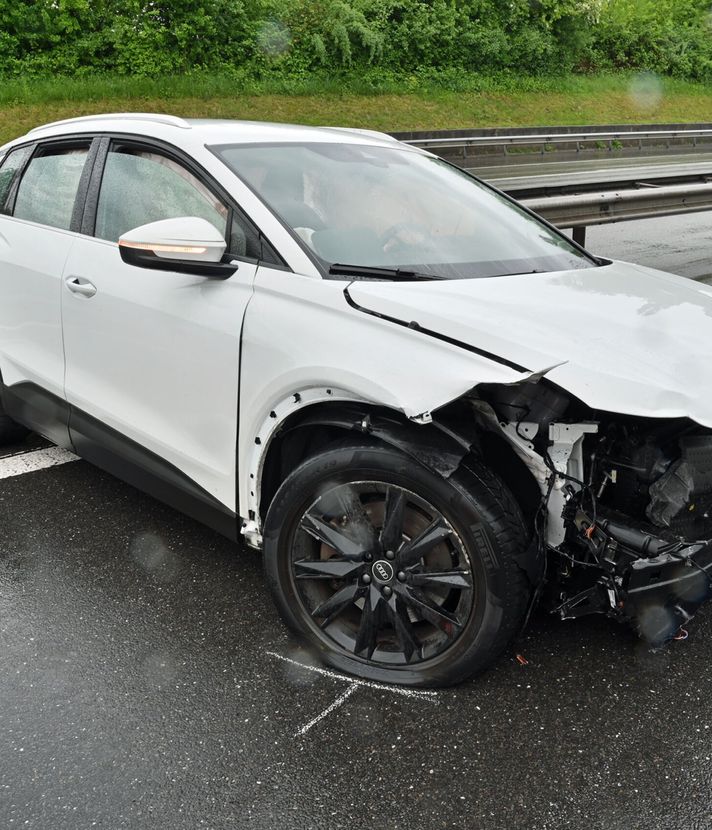 Ein Autofahrer prallt auf der A2 gegen Mittelleitplanke