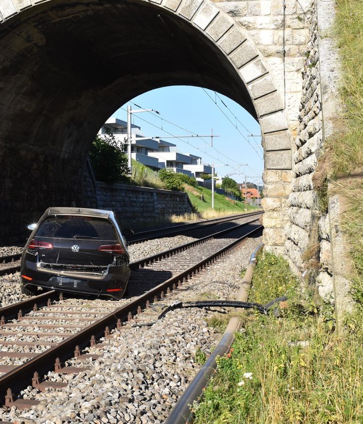 Egolzwil: Autofahrer landet mitten auf Bahngleisen