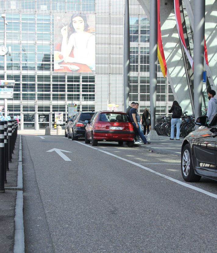 Kriegen Cars am Bahnhof Luzern die Kurve? Jurist übt Kritik