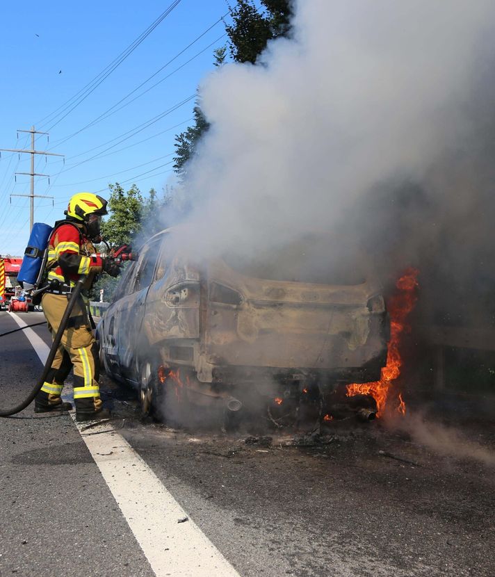 Auto auf der Autobahn A14 brennt komplett ab