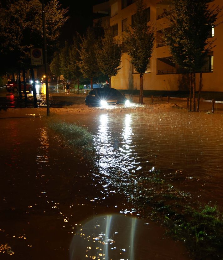 Fluten und Starkregen: Frau und Kind aus Auto gerettet