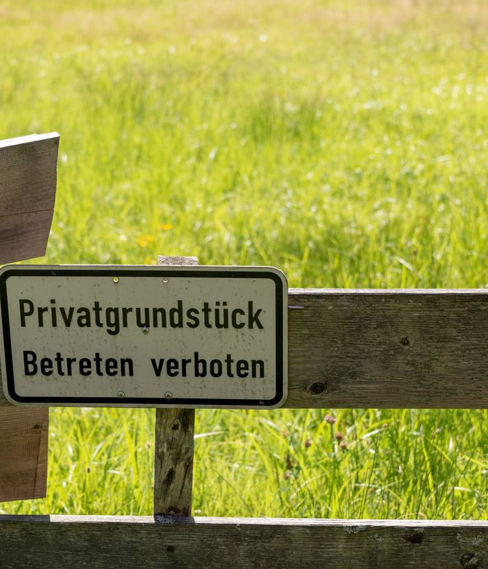 Damit der Vater in die Wohnung kann, muss Nachbar Ja sagen