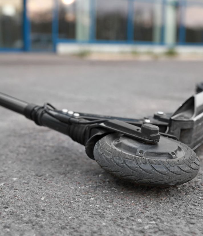 Besoffener E-Scooter-Fahrer brettert in Stahlträger