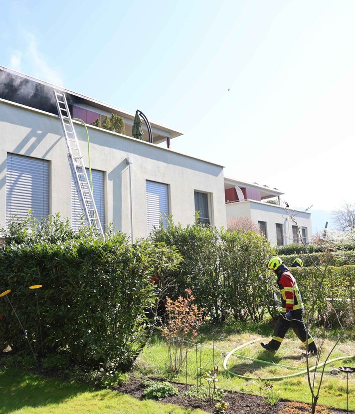 Brand auf Balkon: Nachbarn greifen zu Gartenschläuchen
