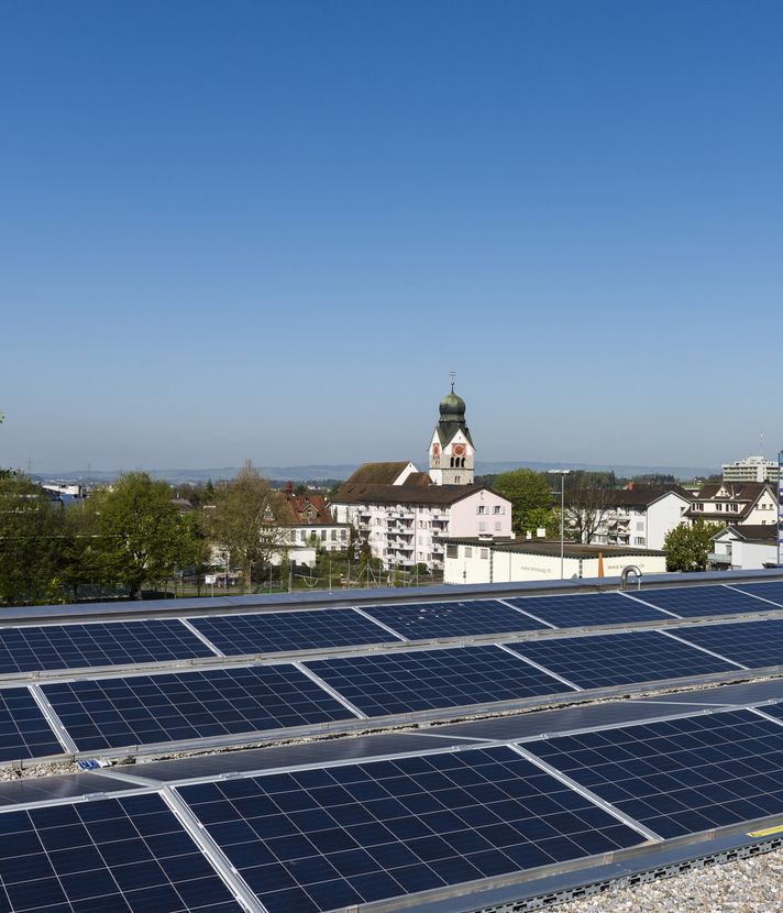 Zuger ALG will Parkplätze mit Solaranlagen überdachen