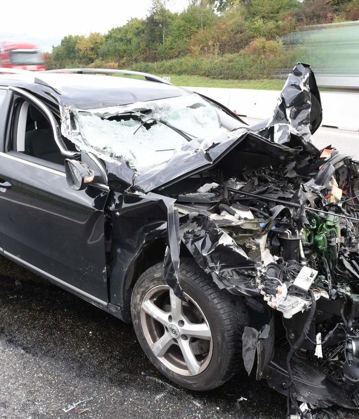 Knutwil: Autofahrer prallt ins Heck eines Lastwagens