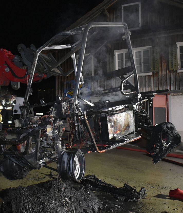 Ruswil: Elektrofahrzeug hat lichterloh gebrannt