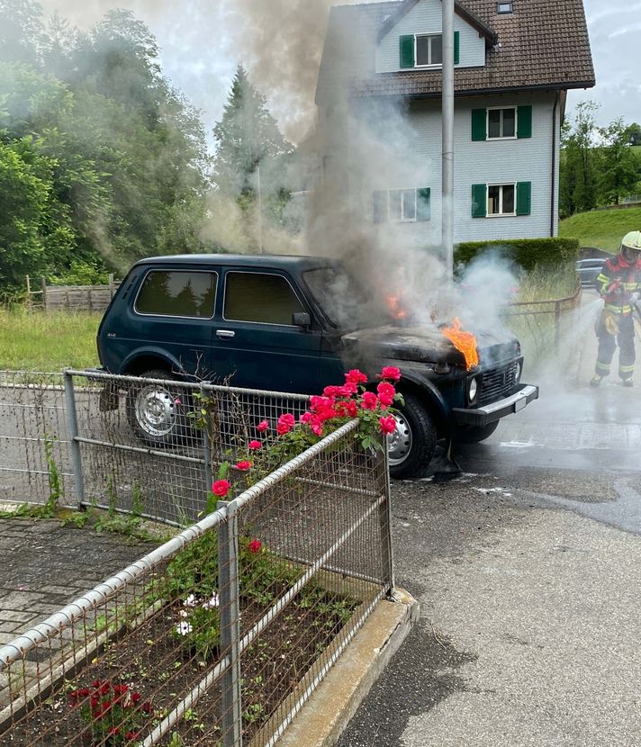 Neuägeri: Auto von 80-Jährigem steht in Flammen
