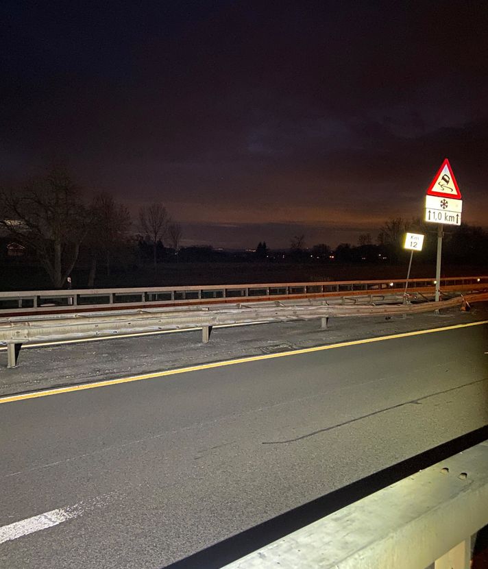 Autobahn A14: Übermüdeter Chauffeur prallt in Leitplanke