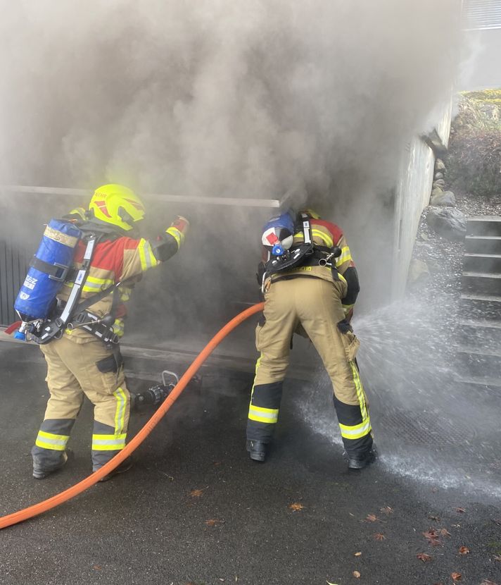 Stadt Zug: Auto brennt in Garagenbox