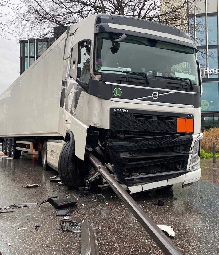 Rotkreuz: Lastwagenfahrer kracht in Strassenlaterne