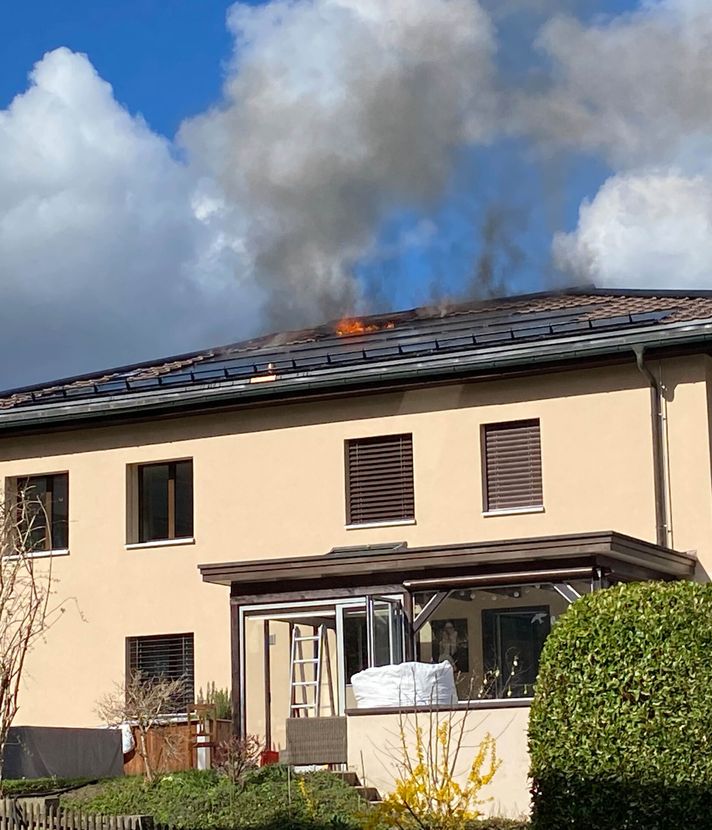 Brand in Neuheim: Dach stand in Flammen