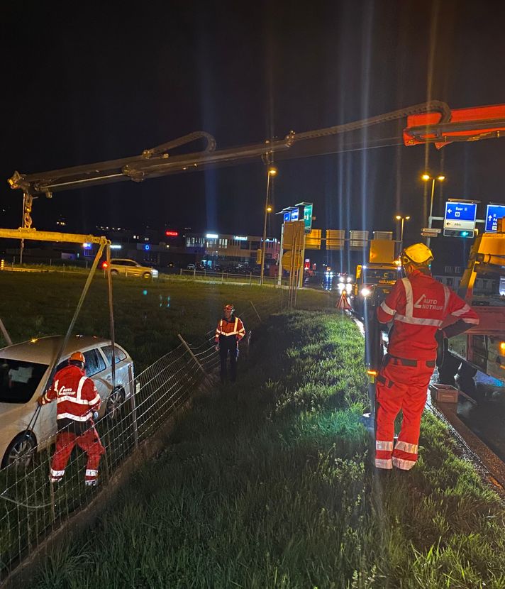 Baar: Auto landet im Wiesland statt auf Autobahn