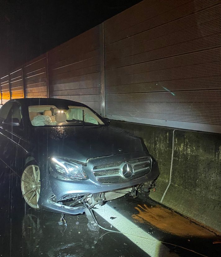 Baar: Junger Mann brettert auf A14 in Leitplanke