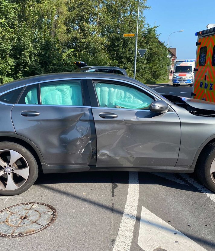 Zugerin missachtet Vortritt und knallt in ein Auto