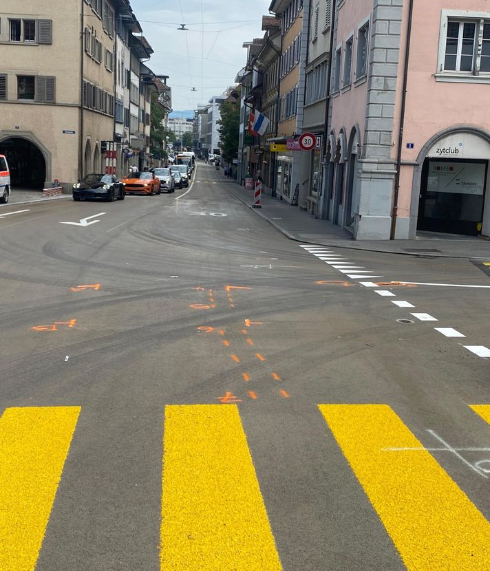 Fussgängerin in Zug von Auto erfasst