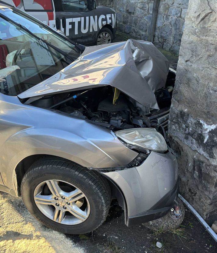 83-Jährige knallt mit Auto in Hausmauer