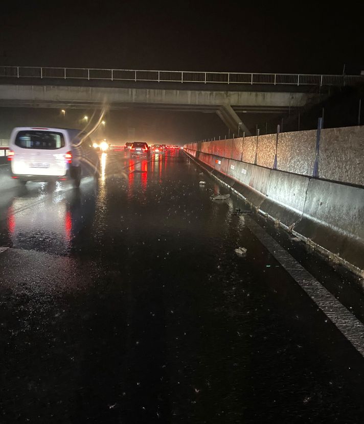 A4: Trümmerteile beschädigen Autos nach Unfall