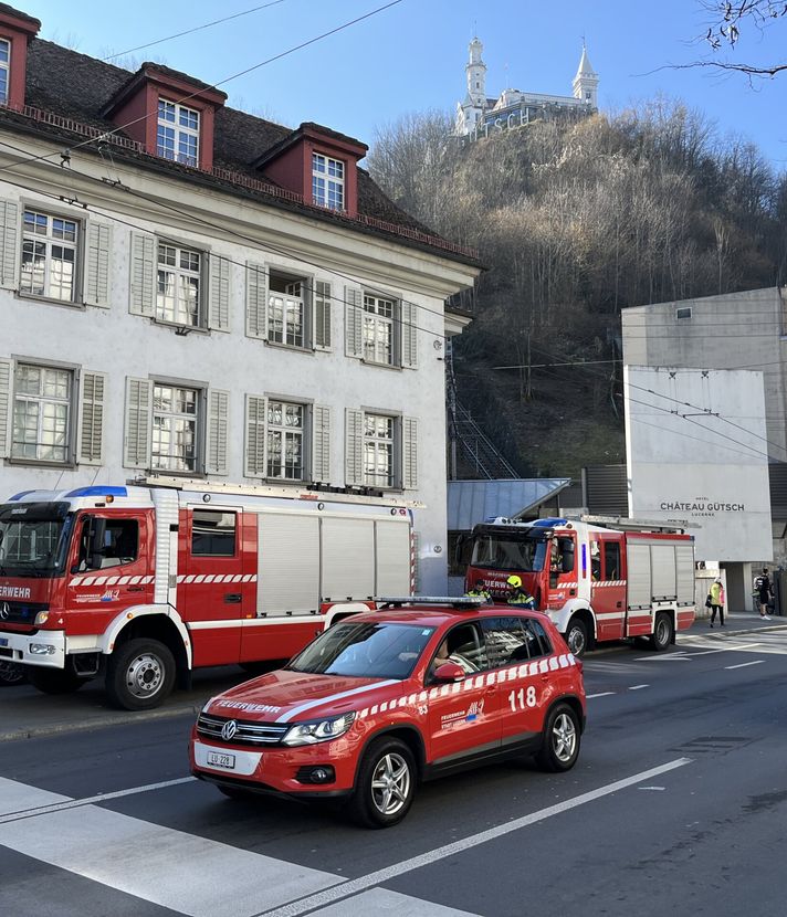 Feuerwehr rettet zwei Personen aus brennendem Zimmer