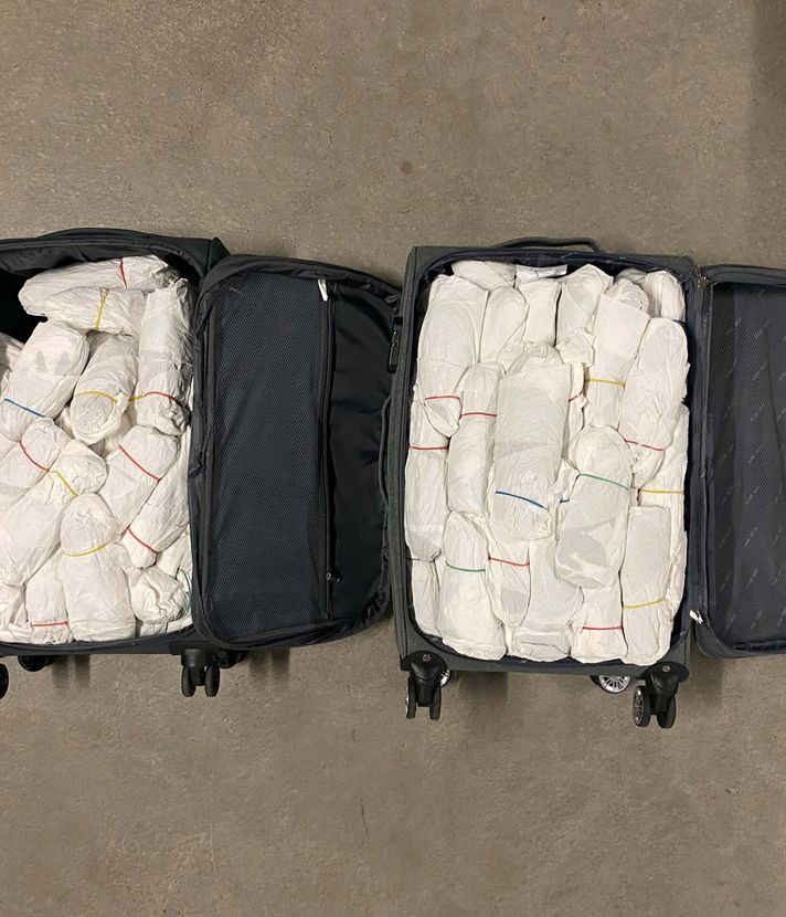 Zuger Polizei entdeckt zwei Koffer voll mit Drogen
