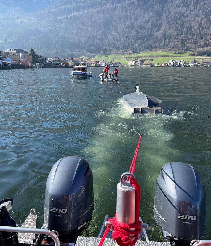 Boot kentert, Mann aus Zugersee gerettet