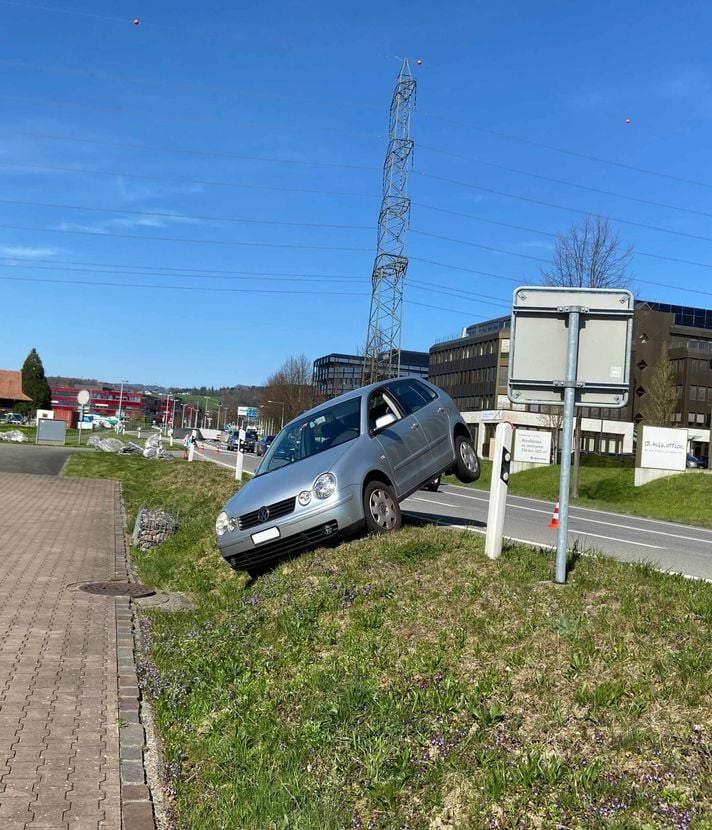 Baar: 89-Jähriger nimmt Abkürzung – und bleibt hängen