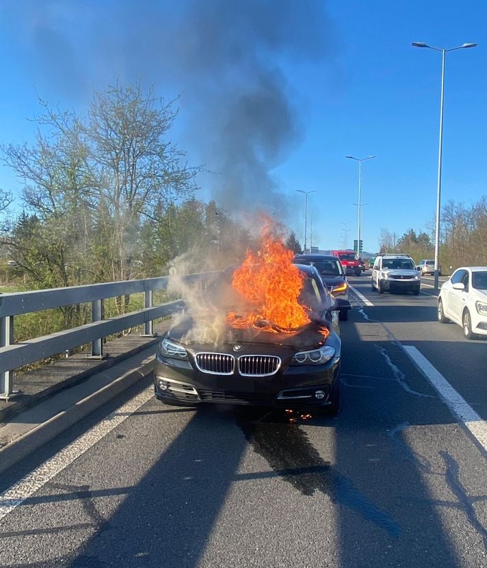 Zug: Auto und Grill in Flammen