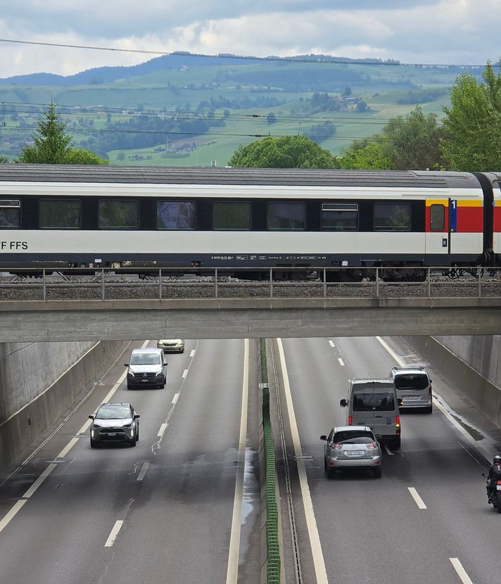 Darum blockiert dieser Zug ein Jahr lang eine Autobahnbrücke