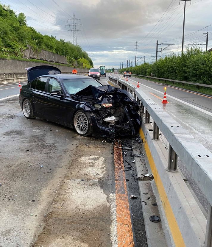 Kanton Zug: Baustelle brennt, Autos krachen ineinander