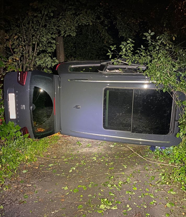 Auto prallt in Baum und rutscht in ein Bachbett
