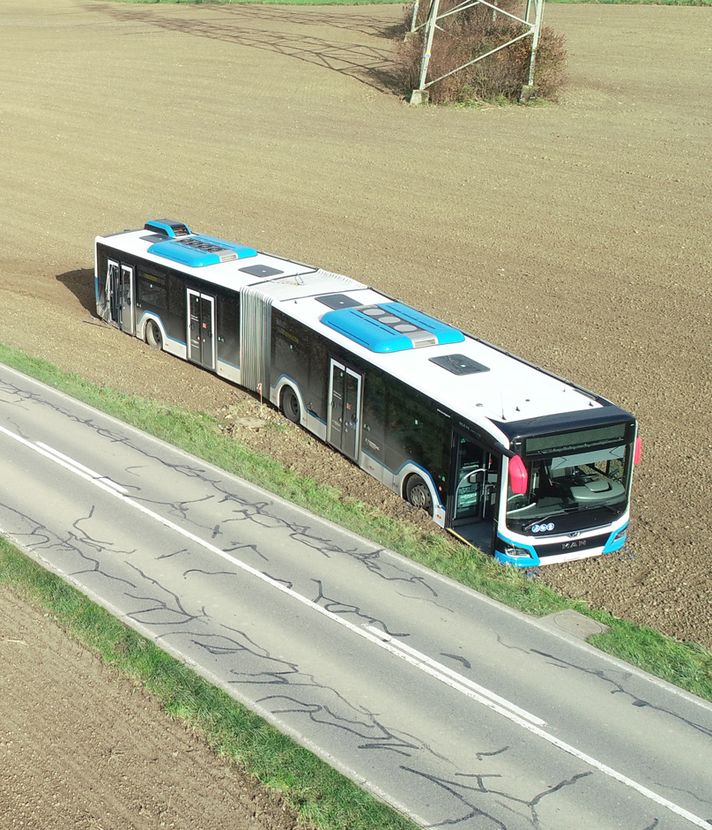 Bus kommt von der Strasse ab und landet auf Acker