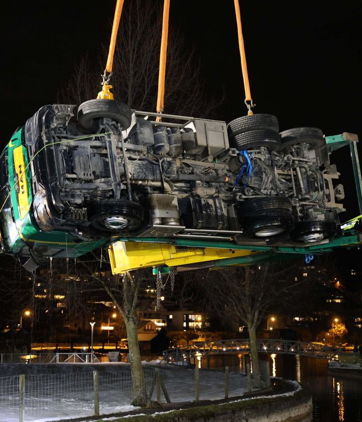 Lastwagen wird mit grossem Aufwand geborgen