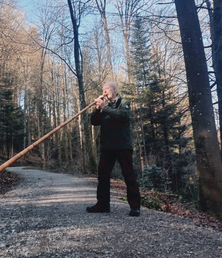 Dieser Mann lockt mit seinem Alphorn sogar den Luchs an