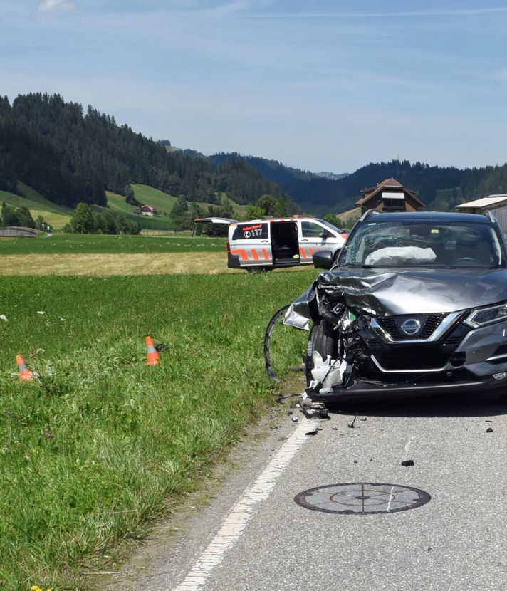 Unfall nach Überholmanöver: Rettungshelikoper im Einsatz