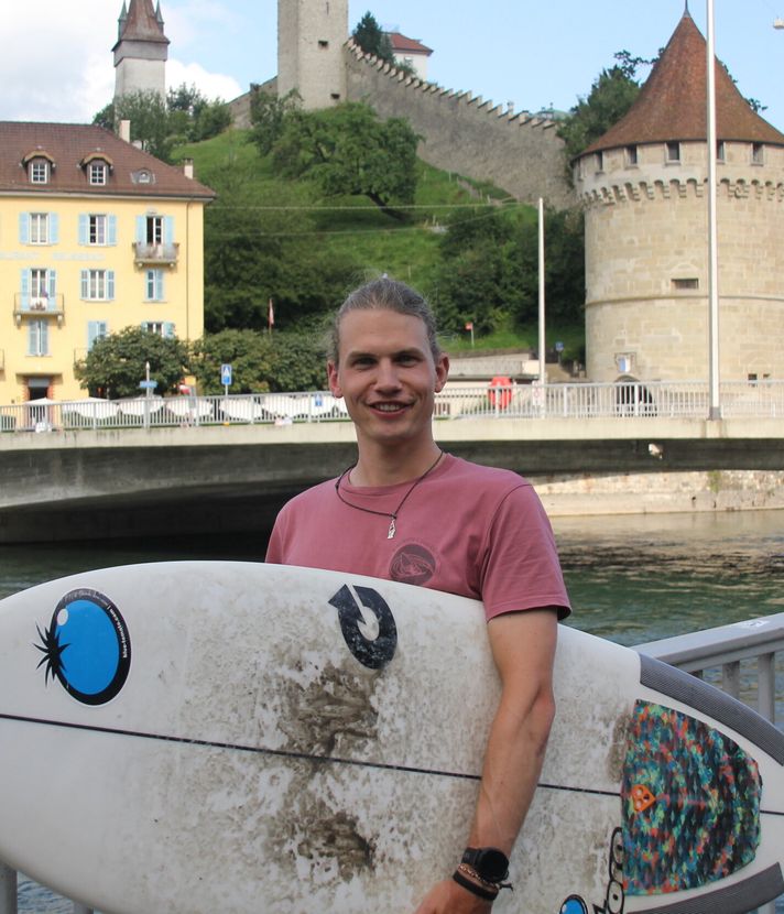 Surfer erobern die Reuss – Wellenritt mitten in der Stadt