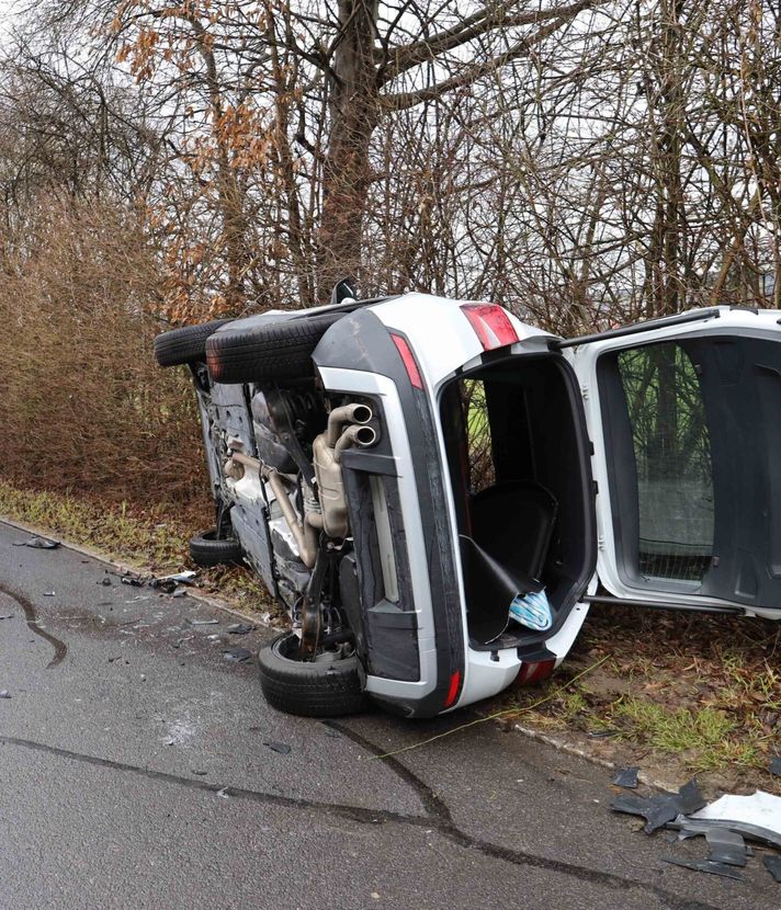 Auto kippt und landet nach Kollision neben der Strasse