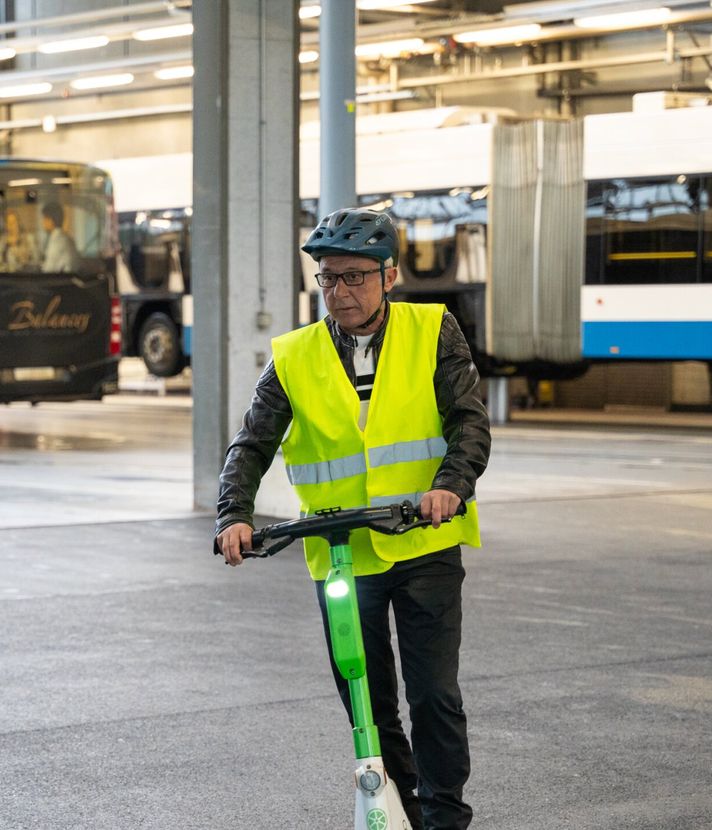 Busfahrer tauschen 38-Tönner gegen E-Scooter