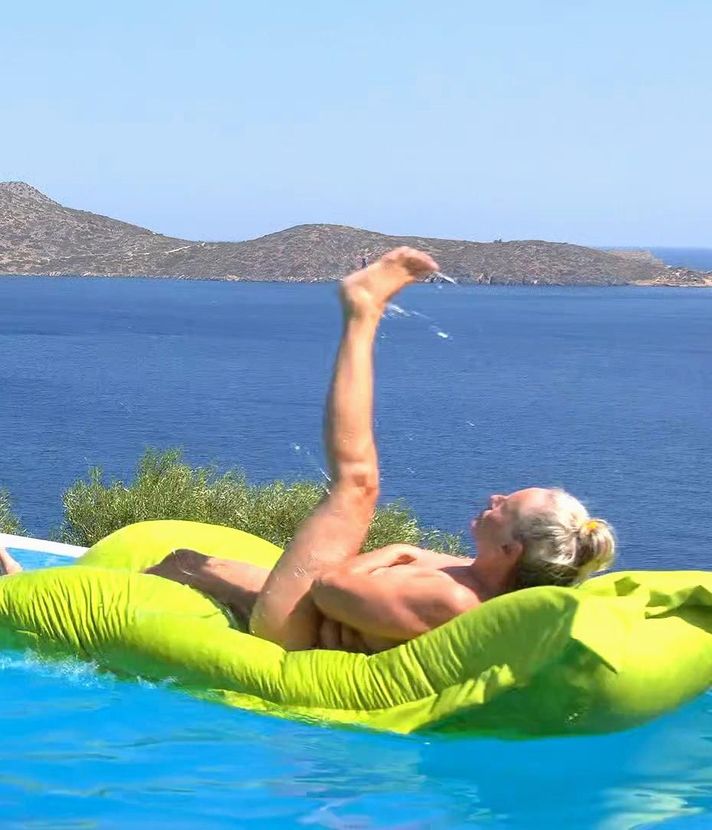 Oben ohne im Pool: «Das ist Porno», sagt die Zugerin